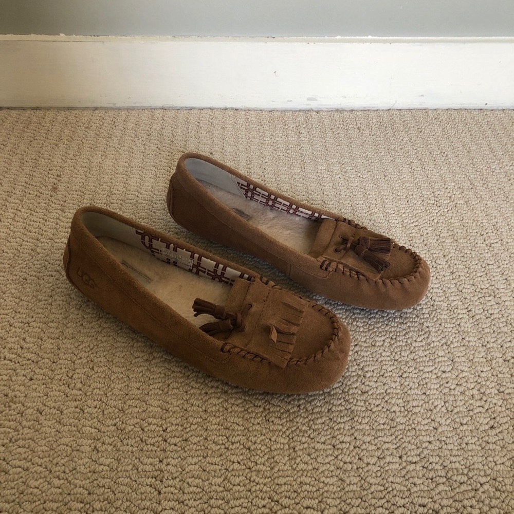 UGG moccasins tan woman size 9 excellent condition look at the soles